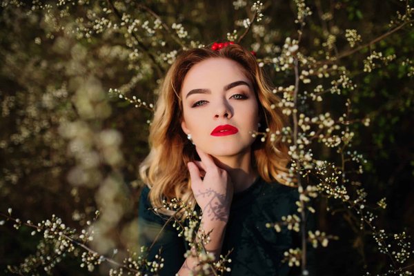 How to Coordinate a Velvet Blazer for an Elegant Evening Work Event?